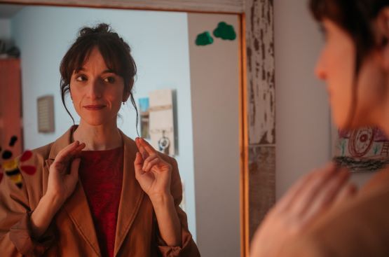 Mujer sonriente mirándose al espejo