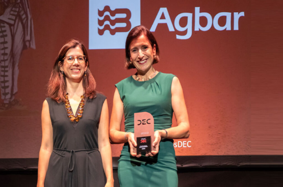 María Monzó, directora de clientes de Agbar recoge el premio.